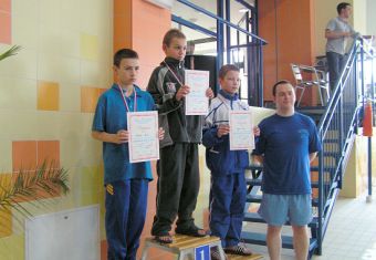 Paweł Adamus na najwyższym stopniu podium za dystans 100 m stylem grzbietowym na Mistrzostwach Śląska Dzieci 11-letnich w Radlinie