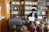Przedszkolaki z Przedszkola nr 1 zwiedzają bibliotekę Powiatowego Zespołu Szkół w Lędzinach